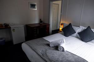 Tullah塔拉湖畔旅舍的一间卧室配有一张床,床上有毛巾