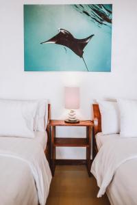 吉利特拉旺安Kelapa Kecil的一间卧室设有两张床,墙上挂有海豚绘画。