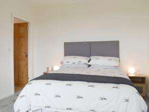 HaptonBarley Heights的卧室配有一张带白色床单和枕头的大床。