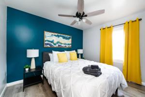 夏洛特Carolina Blue-Roomy 3BR One and One Half Bath Great Space For Smaller Families的一间卧室设有一张蓝色墙壁的大床
