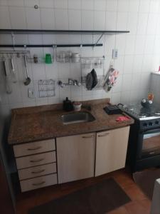 里约热内卢Catete 247的厨房配有水槽和炉灶