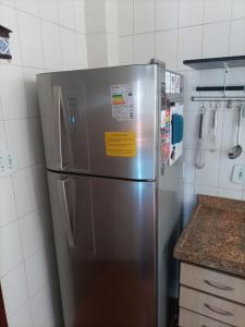 里约热内卢Catete 247的厨房里的不锈钢冰箱