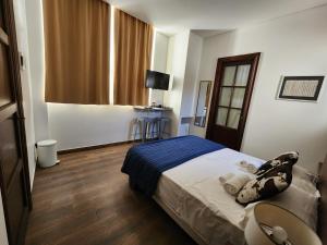 布宜诺斯艾利斯Habitaciones en Suite Balcarce的卧室配有1张床、1张桌子和1把椅子