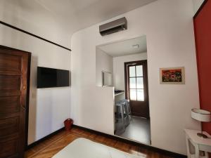 布宜诺斯艾利斯Habitaciones en Suite Balcarce的客厅墙上设有镜子