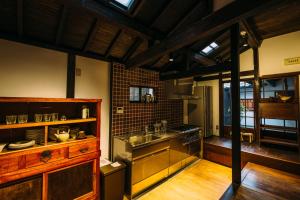 Sasayamataos 丹波の風土を感じられる一棟貸切の宿的厨房配有水槽和炉灶