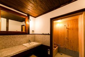 Sasayamataos 丹波の風土を感じられる一棟貸切の宿的一间带水槽和淋浴的浴室