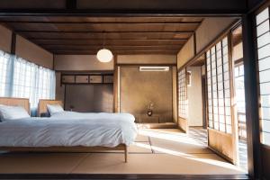 Sasayamataos 丹波の風土を感じられる一棟貸切の宿的一间设有床铺的卧室,位于带窗户的房间内