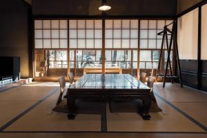 Sasayamataos 丹波の風土を感じられる一棟貸切の宿的一间带桌椅和窗户的用餐室
