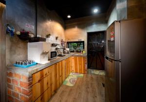 新山ECO花园度假屋的厨房配有冰箱和台面