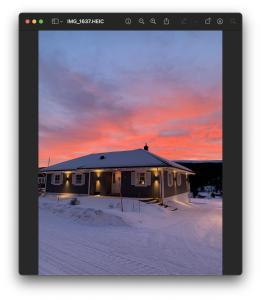 萨伦Utsikten i Sälens by的雪中房屋的照片,日落
