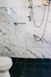 莫阿尔博阿Palmera Palma Top Floor的白色的浴室设有卫生间和淋浴。