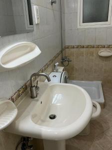 迪拜Welcom Tourist Hostel的浴室配有白色水槽和浴缸。