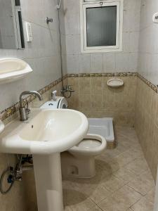 迪拜Welcom Tourist Hostel的一间带水槽、卫生间和镜子的浴室
