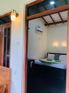锡吉里亚Sigiri Liya Rest的带窗户的客房内的一张床