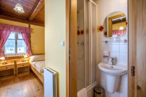 伊泽卡Pyramida - Jizerka的一间带水槽的浴室和一张位于客房内的床