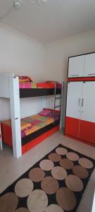 科尼亚Hostelida Konya的一间设有两张双层床和地毯的房间