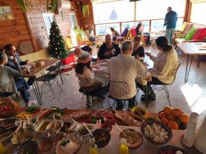 拿撒勒Seedi Yousef Hostel & Cafe的一群坐在餐厅餐桌旁吃饭的人