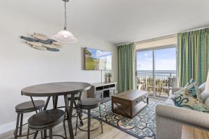 默特尔比奇Oceanfront Condo in Atlantica Resort near Boardwalk的客厅配有桌子和沙发