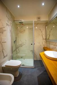 泰拉奇纳Villa Letizia的带淋浴、卫生间和盥洗盆的浴室