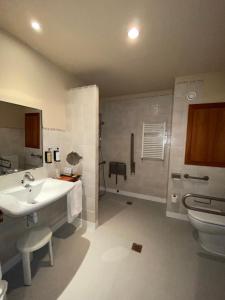 维耶拉维耶拉旅馆的一间带水槽和卫生间的浴室