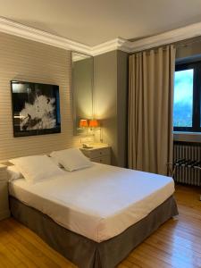 维耶拉维耶拉旅馆的一间卧室设有一张大床和一个大窗户