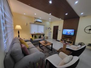 八打雁Luxury 3BR Villa w Plunge Pool near SM Batangas City- Instagram-Worthy!的带沙发和电视的客厅