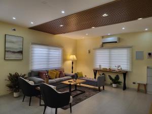 八打雁Luxury 3BR Villa w Plunge Pool near SM Batangas City- Instagram-Worthy!的客厅配有沙发和桌椅