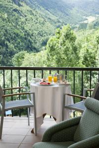 维耶拉维耶拉旅馆的美景阳台配有桌椅
