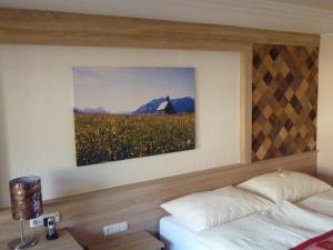 措布伦Glätzle`s Ferienhaus的卧室配有一张床,墙上挂有绘画作品