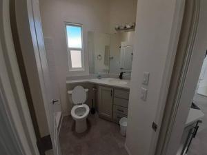 瓦莱038 Tiny Home nr Grand Canyon South Rim Sleeps 4的一间带卫生间、水槽和镜子的浴室