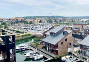 多维尔Studio Mezzanine La vie en bleu- Vue mer Deauville的享有码头和水中船只的景色