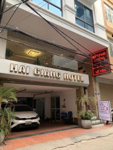 河内Keypad Hotel - 87 Nguyễn Khang的汉昌酒店外停有车辆