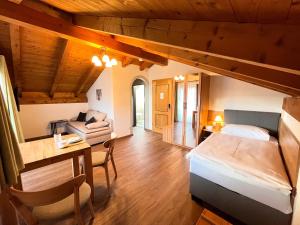 加尔米施-帕滕基兴布鲁萨特伽尼酒店的一间卧室配有一张床和一张书桌