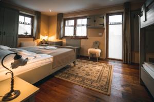 什科菲亚洛卡Hotel Zamorc的卧室配有一张床、一张书桌和窗户。