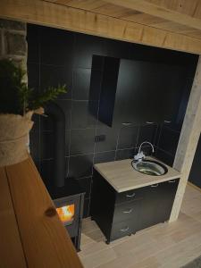 科拉欣Apartman Kruna的一间带水槽和黑色墙壁的浴室