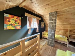 科拉欣Apartman Kruna的小木屋设有双层床和壁炉