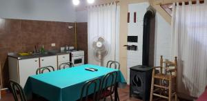 圣拉斐尔DORMIS La Faustina的厨房配有一张带蓝桌布的桌子