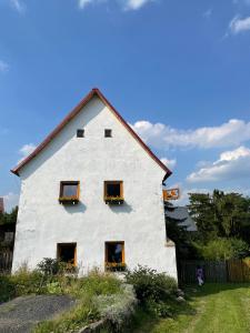 BořislavBílka 33 - Village home in the Czech Central Highlands的白色的房子,设有两扇窗户和围栏