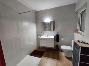 马尔萨什洛克Luxurious 2 bedroom apartment with country view的白色的浴室设有水槽和卫生间。