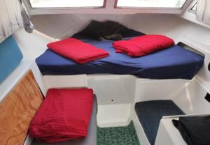 Nice boat to sleep in barcelona客房内的一张或多张床位