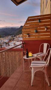 戈梅拉岛圣塞瓦斯蒂安Casa Doris的阳台的天井配有2把椅子和1张桌子