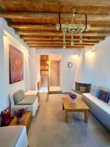 法罗斯岛Lemon houses - Faros, Sifnos的带沙发和木制天花板的客厅