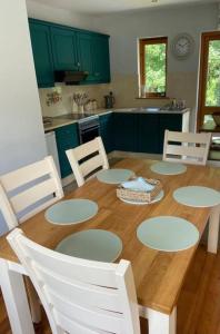 BlackwaterBeautiful Riverside Retreat in Blackwater, Wexford的厨房配有带椅子的木桌