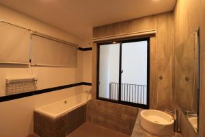 暹粒Thean y apartment的浴室配有盥洗盆、卫生间和浴缸。