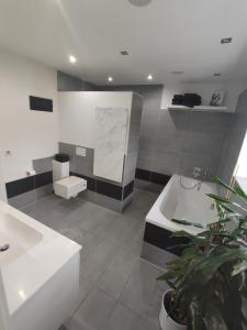 比格兰Bungalow mit 200 qm Wohnfläche :)的浴室配有两个盥洗盆和浴缸。