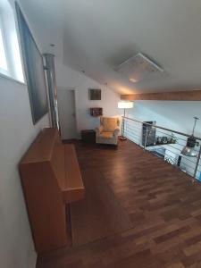 比格兰Bungalow mit 200 qm Wohnfläche :)的客厅设有楼梯、椅子和桌子