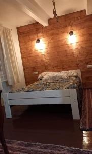 KoszeleDom Na Wsi u Ani的木墙客房的一张床位