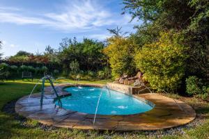 纳库鲁Punda Milias Lodge的庭院里带滑梯的小游泳池