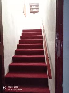 奥赫热河畔克拉什泰莱茨Atlantis Apartmán 3的铺有红地毯的楼梯和红色楼梯间