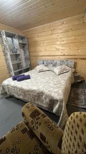 塔塔里夫Sadyba Dana的一间卧室配有两张床和两把椅子